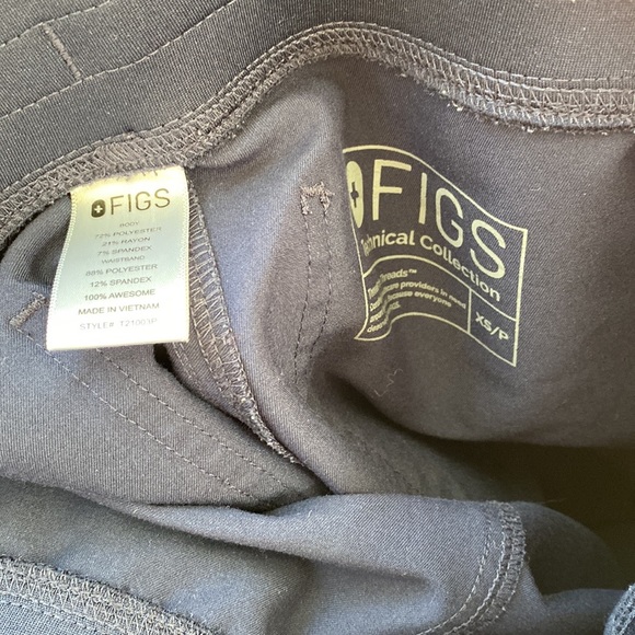 Figs Scrubs Set Navy Catarina One Pocket Top and Yola Scrub Pants Scrub Set XS S - Picture 2 of 15